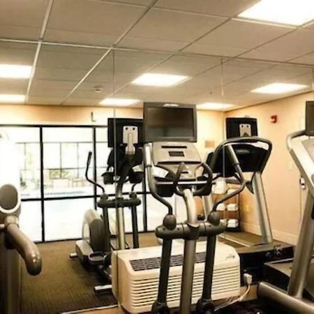 Chester Inn & Suites Шаронвилл Экстерьер фото