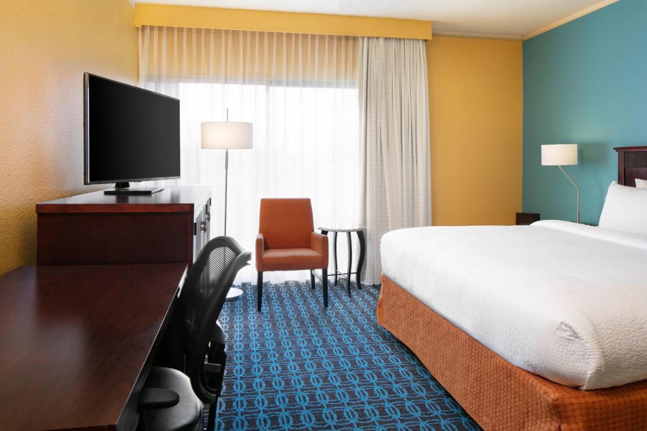 Chester Inn & Suites Шаронвилл Экстерьер фото